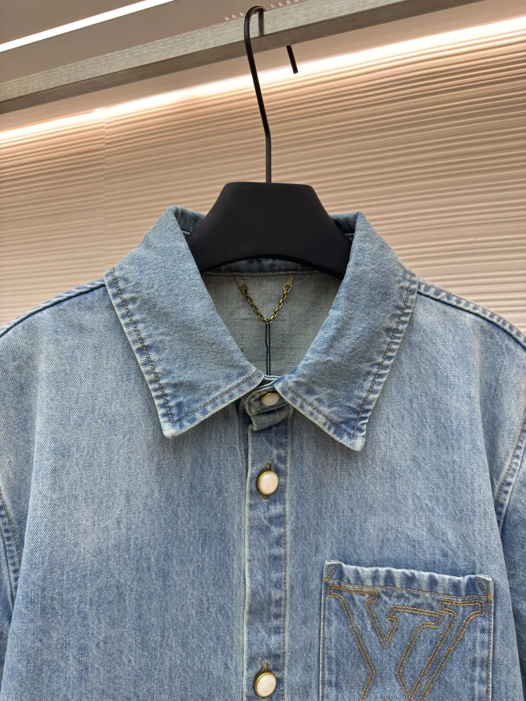 LOUIS VUITTON logo denim short-sleeved jacket ●Authentic product: Purchased and developed for 10800 ●Item number: 1680175-B10 ●Fabric: Denim denim ●Technology: Heavy enzyme wash ●Version: Fitted version ●Size: S-ML-XL ●Weight: about 675g ●Description: The overall wiring is straight and delicate, the fabric is comfortable and soft, the color is consistent and there is no color difference Can be matched with the same style to create a fashionable look, suitable for various occasions, customized accessories, complete with three standards, same style for men and women